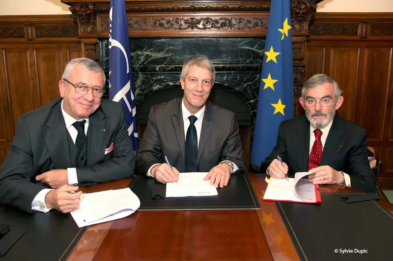 ADOMA signature with Vice-Governor Ruiz-Ligero