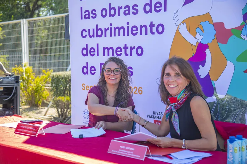 Aída Castillejo, Maire de Rivas, et María Sigüenza, Responsable pays de la CEB pour l’Espagne, lors de la cérémonie du projet.