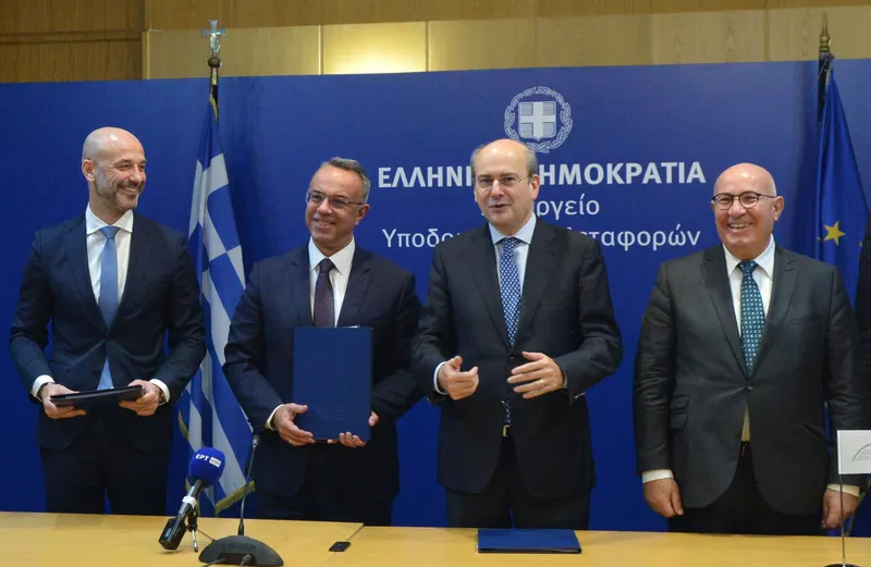 De gauche à droite : le Vice-Gouverneur Boček, Christos Staikouras, Ministre des infrastructures et des transports, Kostis Hatzidakis, Ministre des Finances, Kyriacos Kakouris, Vice Président de la BEI