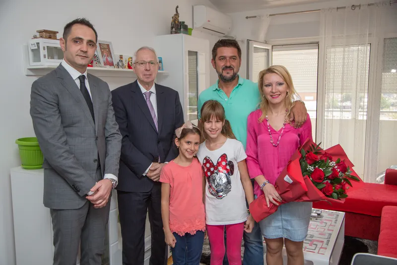 Pavle Radulović et Rolf Wenzel avec la famille Samac (© Balsa Rakocevic)