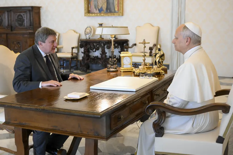 Sa Sainteté le Pape Léon XIV et le Gouverneur Carlo Monticelli lors de l’audience papale au Palais apostolique, Cité du Vatican, le 4 mai 2026. © Dicastery for Communication, Vatican City