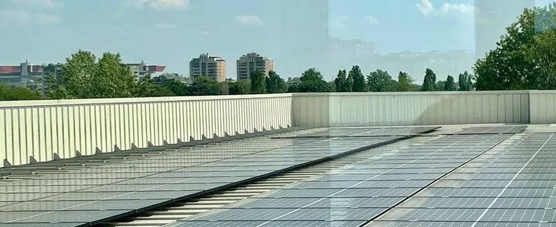 With photovoltaic panels on the roof and a reduced energy consumption, the Viscontini School building has a low environmental impact. It was also designed to guarantee excellent acoustic quality and to ensure good natural lighting inside.