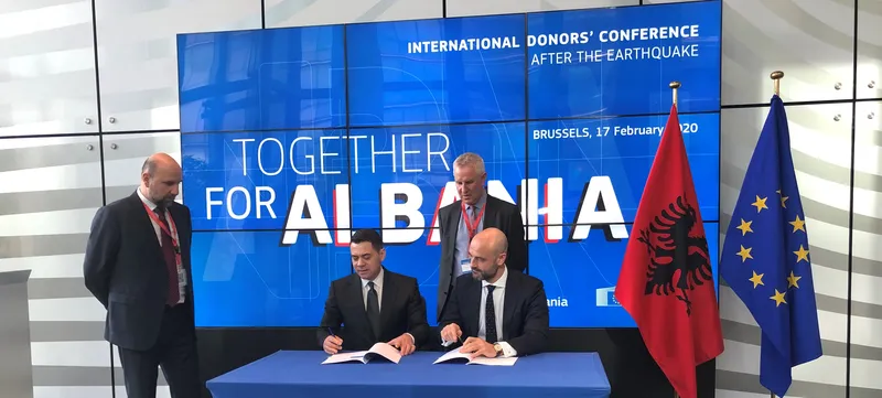 Signature du don de la CEB (de gauche à droite) Dritan Agolli, Directeur du Fonds albanais de développement, Arben Ahmetaj, Ministre, Tomáš Boček, Vice-Gouverneur de la CEB et (derrière) Colin Wolfe, Directeur de la DG NEAR D5