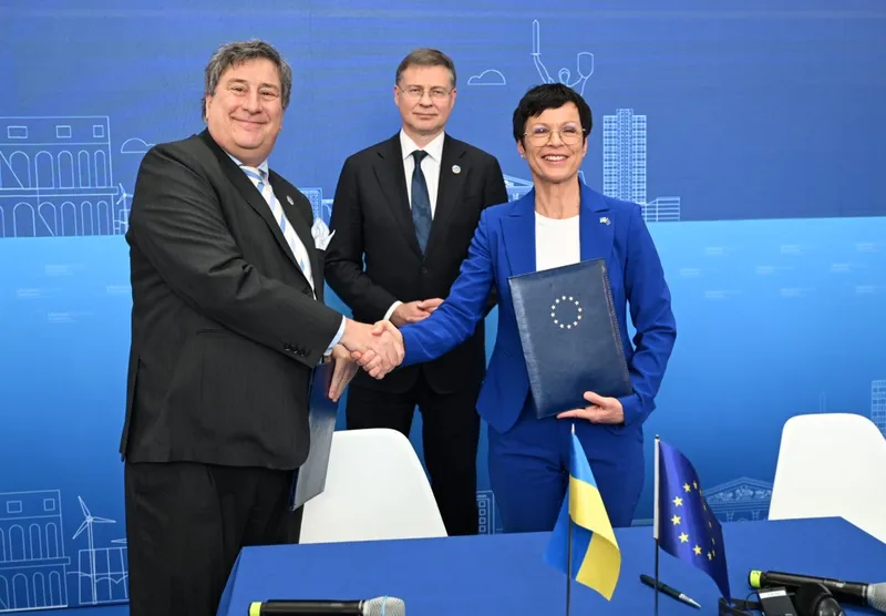 Le Gouverneur Carlo Monticelli et la Commissaire européenne à l'élargissement Marta Kos signent une lettre d'intention pour un don au projet HOME lors de la Conférence sur le redressement de l'Ukraine 2025 à Rome