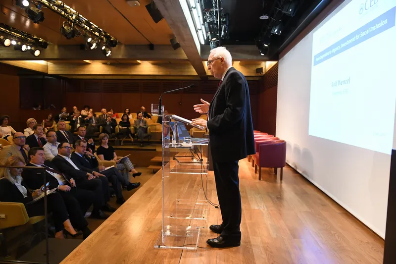 Governor Rolf Wenzel addressing the audience at the Lisbon conference.JPG