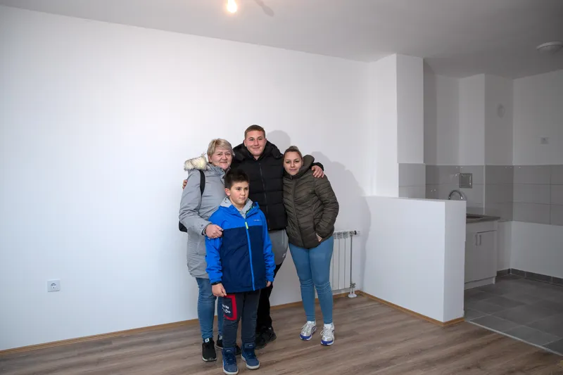 A family move into their new home in Serbia, courtesy of the Regional Housing Programme for vulnerable people, which, in November 2022, delivered its 10 000th home ©CEB