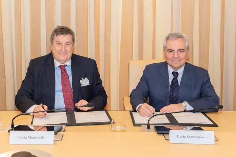 Governor Monticelli signs the agreement with CDP's CEO, Dario Scannapieco. Photo ©CDP