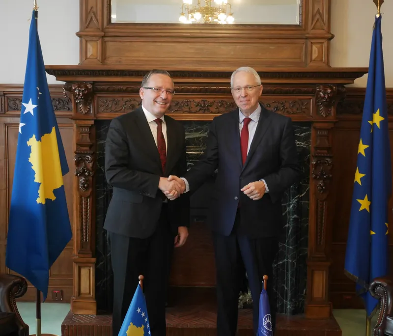 Le Gouverneur Wenzel et le Ministre Hamza