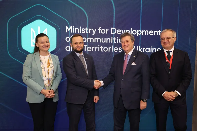 Olga Zykova, Vice-ministre des Finances de l'Ukraine, Oleksii Kuleba, Vice-Premier ministre de l'Ukraine, Carlo Monticelli, Gouverneur de la CEB et Cristian Tabacaru, Directeur à la CEB