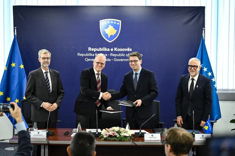 Robert de Groot, Vice-Président de la BEI, Johannes Böhmer, Vice-Gouverneur chargé de la Stratégie de Développement Social au sein de la CEB, Hekuran Murati, Ministre des Finances du Kosovo, et Arben Vitia, Ministre de la Santé du Kosovo (de gauche à droite)