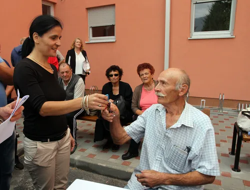 Ms Stanic-Popovic giving the keys in Korenica