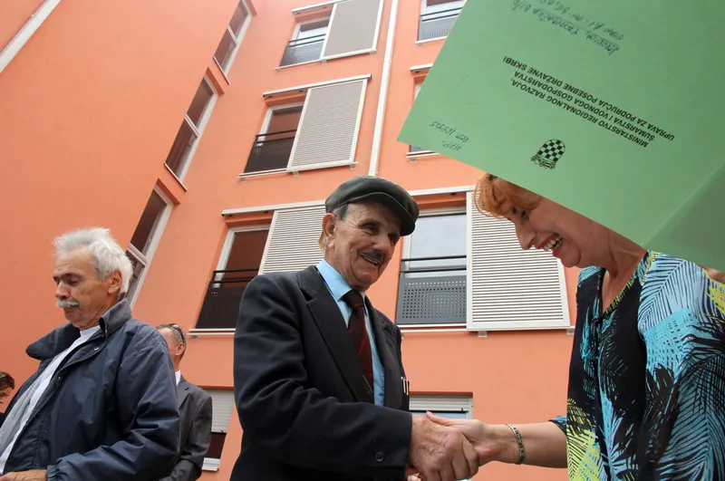 Korenica families receiving keys