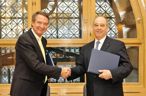 The CEB signs a Memorandum of Understanding with KfW