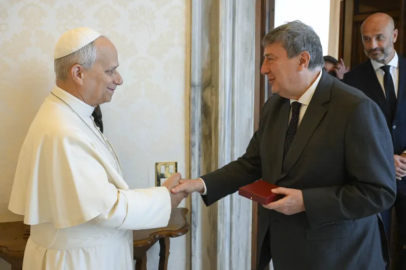 Sa Sainteté le Pape Léon XIV et le Gouverneur Carlo Monticelli lors de l’audience papale au Palais apostolique, Cité du Vatican, le 4 mai 2026. © Dicastery for Communication, Vatican City