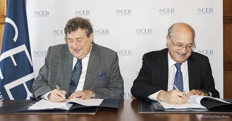Carlo Monticelli, Gouverneur de la CEB (à gauche) et Ilan Goldfajn, Président de la BID, signent un accord historique d’échange d’expositions