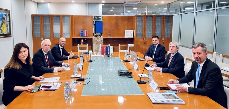 À gauche : Mme Mateska, le Gouverneur Wenzel et le Vice-Gouverneur Boček - À droite : M. Keleman, Directeur exécutif, M. Svilan, Directeur général et Président du Conseil d'administration et M. Stritih, Directeur des institutions financières et du financement de fonds