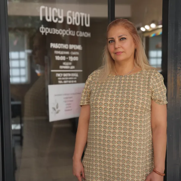 Amene Vasefi, propriétaire du salon de beauté Gisu à Sofia