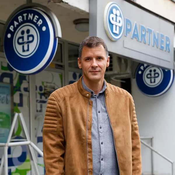 Momčilo Vukajlović, Directeur de succursale chez Partner
