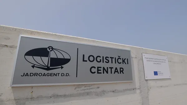 Enseigne à l’entrée du nouveau centre logistique de Jadroagent à Kukuljanovo, cofinancé par l’Union européenne dans le cadre du Plan national de relance et de résilience