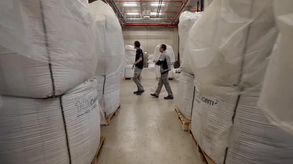 Employés travaillant dans l’entrepôt